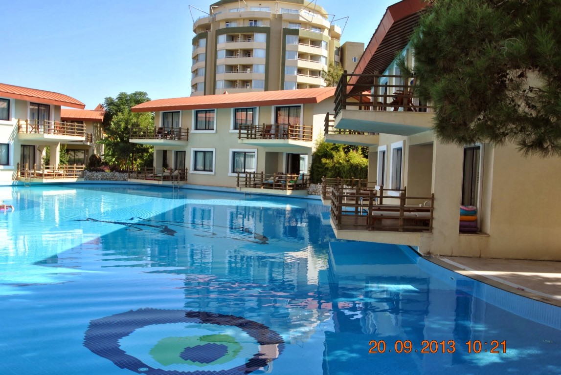 imagini hotel TITANIC LARA